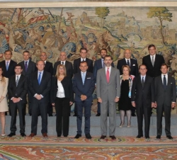 Fotografía de grupo de Su Alteza Real el Príncipe de Asturias con la Junta Directiva de la Asociación Española de Corredurías de Seguros (ADECOSE)
